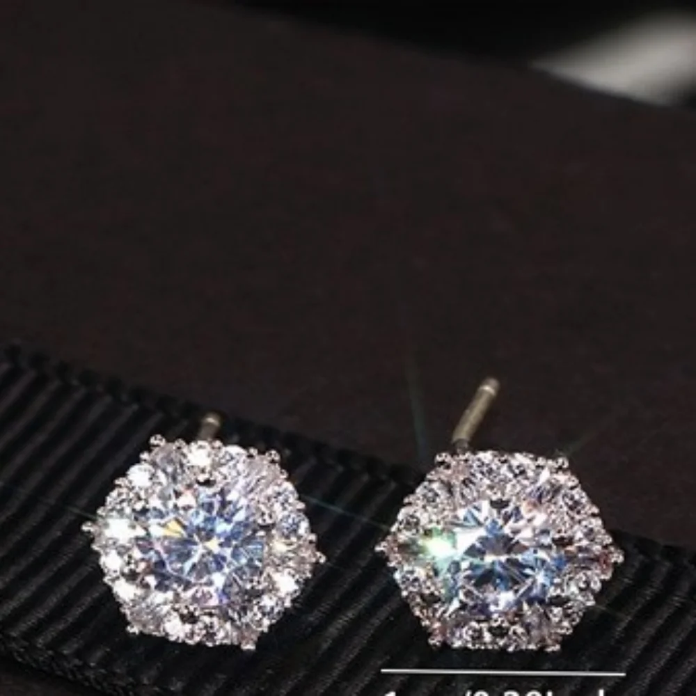 *New* Sparkling Stud Earrings - Picture 4 of 5